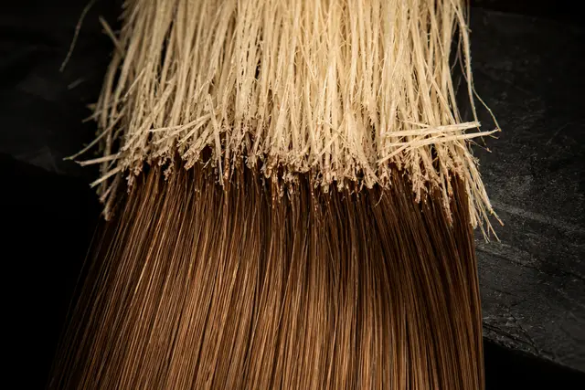 Mechas loiras separadas em papel alumínio sobre cabelo escuro em salão